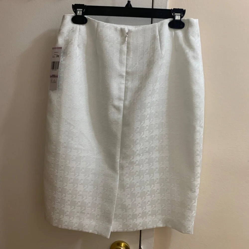 NWT Size 6 Le Suit Three- button Vanilla Ice Skirt Suit - Picture 10 of 10